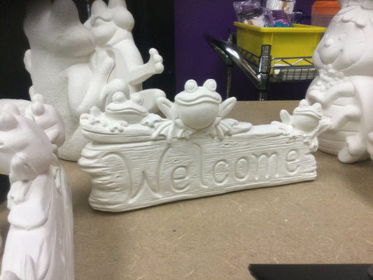 3 frog welcome sign wooden