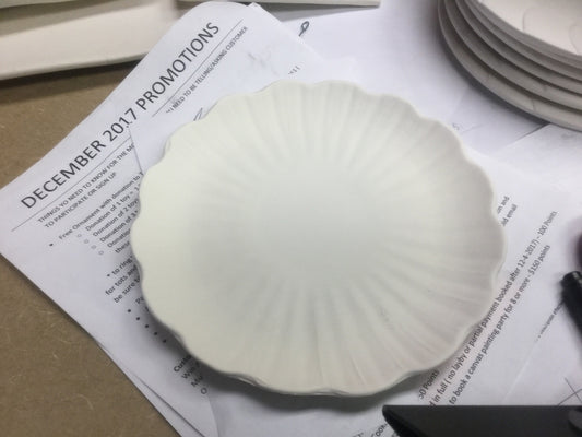 Bubble rimmed salad plate